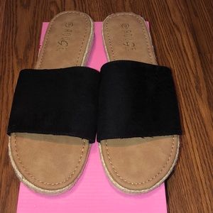 NEW WOMAN’S SLIP ON SANDAL SIZE 9. DOES  NOT COME WITH BOX. SMOKE FREE HOME.